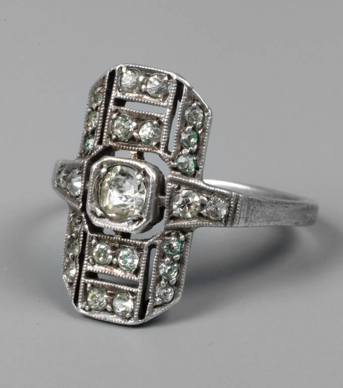 Strassring Art déco: 1920er Jahre, Silber geprüft, durchbrochene Filigranarbeit, besetzt mit verschieden großen geschliffenen Strasssteinen, RW 17 mm, G ca. 3,7 g.