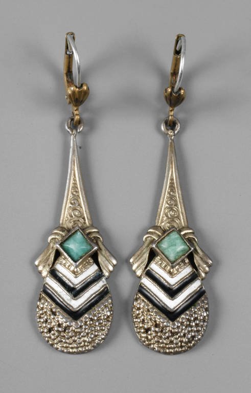 Paar Ohrhänger Art déco: in der Art von Theodor Fahrner, Metall vergoldet, schwarz und weiß emailliert sowie besetzt mit Amazonit, leichte Tragespuren, L 5,5 cm.