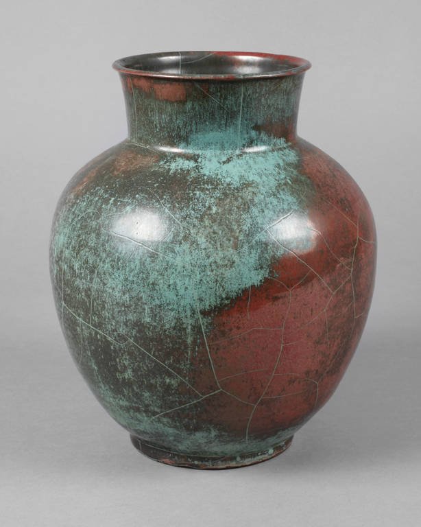 Vase: wohl Richard Uhlemeyer um 1930, ungemarkt, dunkelbrauner Scherben, kupfergrüne/ochsenblutfarbene Glasur, unregelmäßig mit Reduktionssprüngen, bauchige Form mit kurzem Stand und waagerecht ausschwi