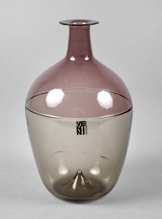 Murano Vase aus der Serie "Bolle": Entwurf Tapio Wirkkala 1966/68, Ausführung um 1980, signiert Venini Italia T.W., original Klebeetikett, violettes und graues Glas, eingestochener Boden, in "incalmo"-Technik zusammengeschmolzen, H 21