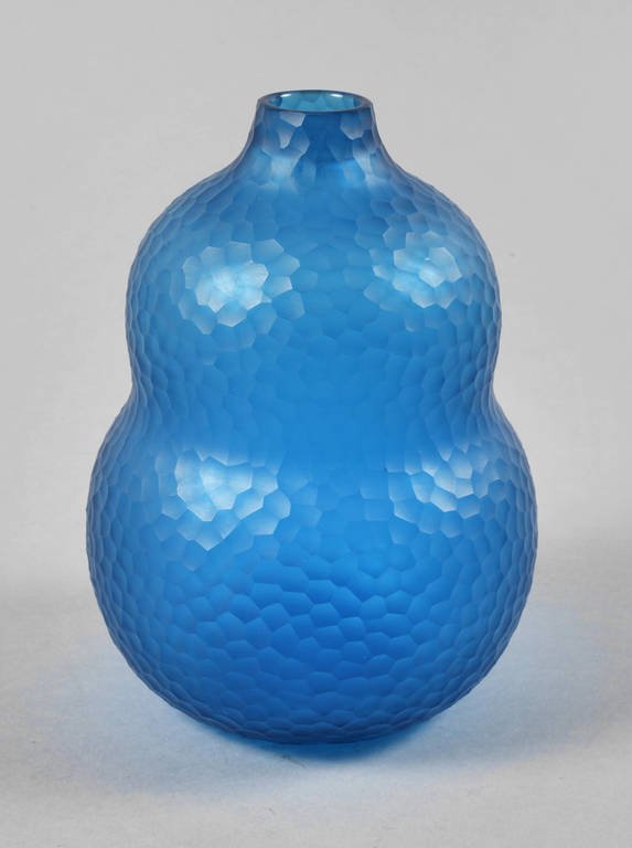 Murano Vase Carlo Scarpa "Battuto": Entwurf 1936, signiert "Venini Murano Italia", blaues Glas, ausgekugelter Abriss, Doppelkürbisform, in Battutotechnik wabenartig strukturiert, gute Erhaltung, H 17,5 cm.
