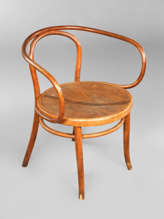 „Le Corbusier-Stuhl“ Thonet: Entwurf August Thonet, Zarge mit Brandstempel und Klebeetikett, um 1910, Buchenbugholz braun gebeizt, runde Sitzfläche aus …