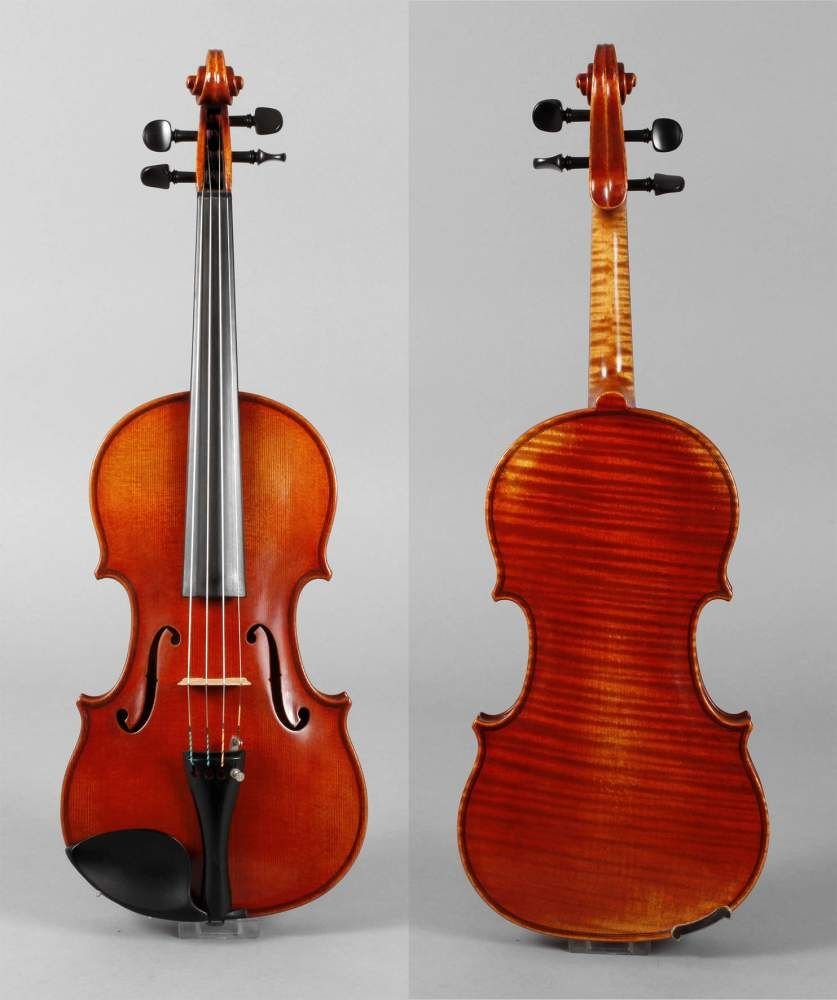 Violine im Etui: Markneukirchen, innen mit Zettel Werner Voigt, Geigenbaumeister, 1967 sowie zusŠtzlicher Brandstempel WV, ungeteilter, regelmŠ§ig geflammter Boden, im goldbraunen Lack, umlaufende dreiteilige Rande