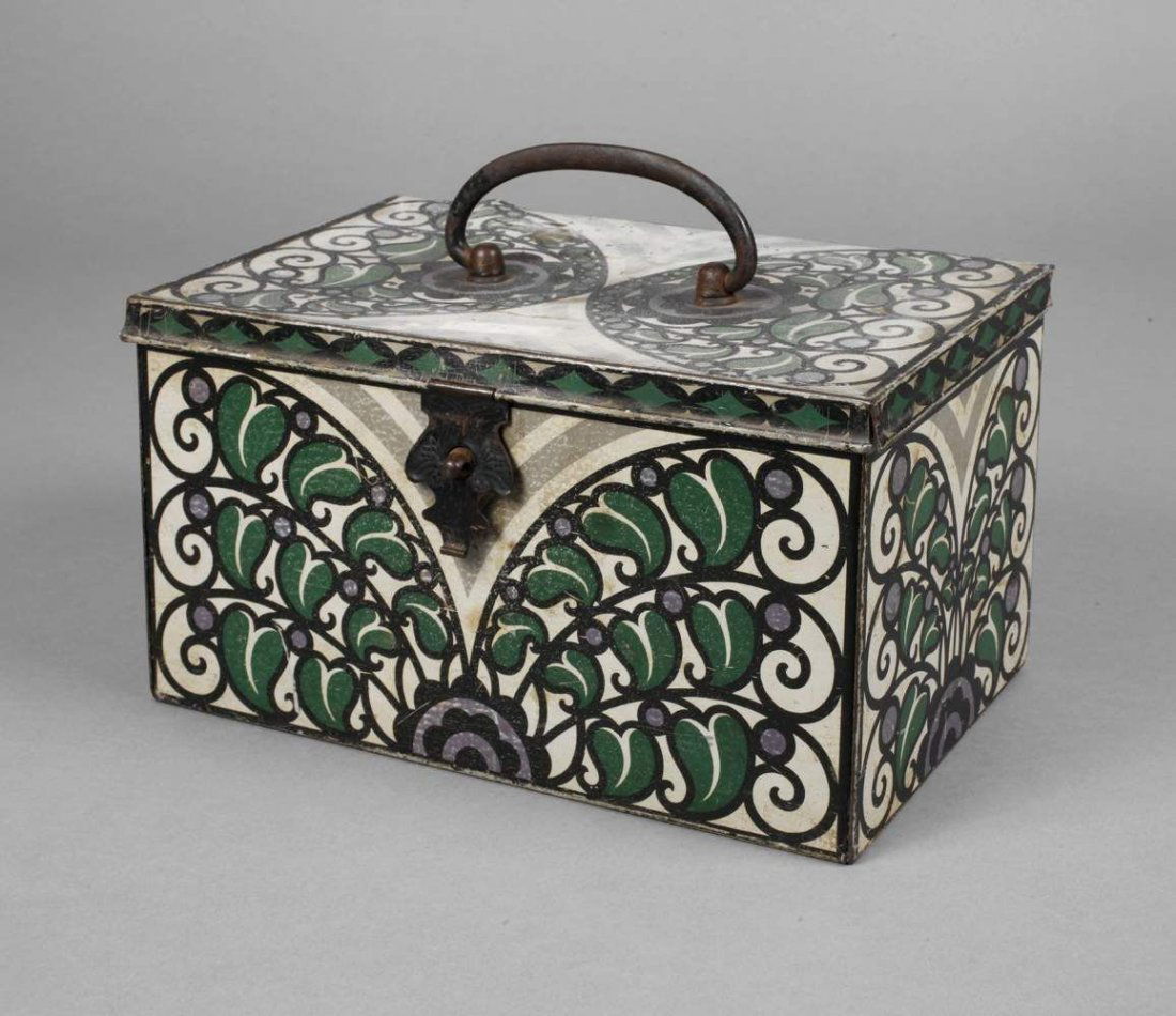 Blechdose: Entwurf wohl Emanuel Josef Margold, um 1915, ungemarkt, Wei§blech mehrfarbig lithographiert, rechteckiger Korpus mit scharniertem Deckel und Handhabe, Alters- und Gebrauchsspuren, Z 3, Ma§e 13,5 x 2