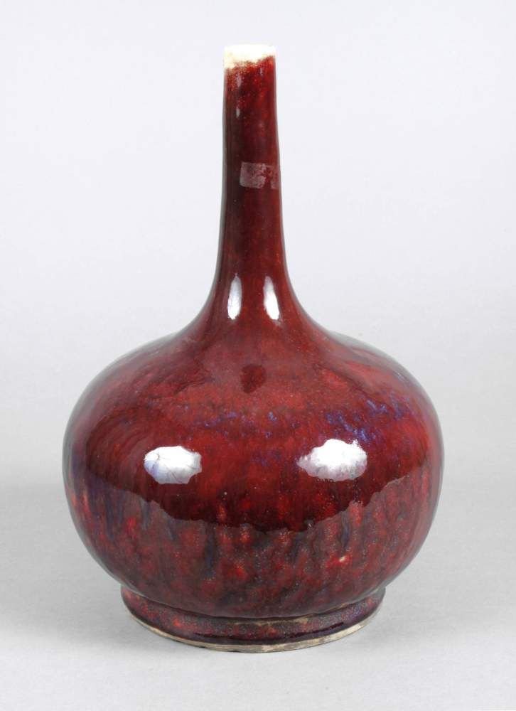 Vase Sang de Boeuf: um 1900, ungemarkt, stark gebauchter Korpus mit schmalem schlanken Hals, effektvoll glasiert, Stand besto§en, H 35 cm.