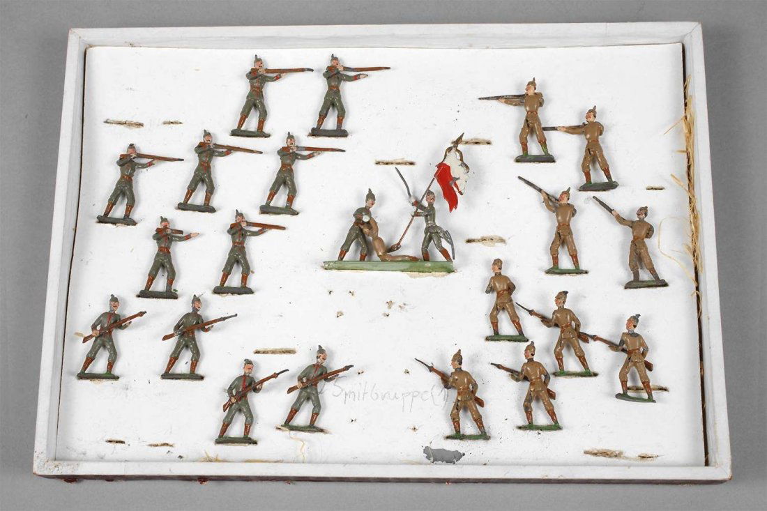 Georg Heyde Zinnfiguren "Deutsch Engl. Schlacht": Dresden, um 1900, auf Karton gemarkt, Zinn gegossen und handbemalt, unvollstndiges Set, bestehend aus 20 vollplastischen Einzelfiguren und einer Figurengruppe mit bezwungenem Fahnentrger, bespielter O
