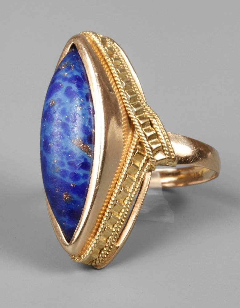 Groer Damenring mit Lapislazuli: 2. Hlfte 20. Jh., Gelbgold gestempelt 750, Herstellermarke SA, hoher Ringaufbau mit geometrischem Reliefband und spitzovalem Lapislazulicabochon, L 25 mm, RW 18 mm, G ca. 7,7 g.