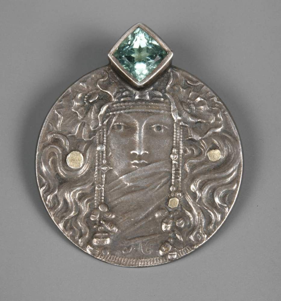 Silberbrosche Jugendstil: wohl um 1900, Silber ungestempelt, geprft, als Brosche und Anhnger zu tragen, in der Art von Mucha geschmcktes Mdchenportrait mit Goldauflagen?, besetzt mit einem quadratisch facettierten grnen Stein,