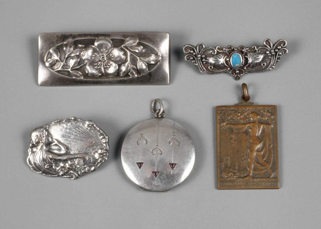 Fnf Teile Jugendstilschmuck: um 1900, drei Teile Silber, Bronze und Metall, dabei ein Anhnger von Henri Thiery, L max. 5,5 cm, G total 44,2 g.