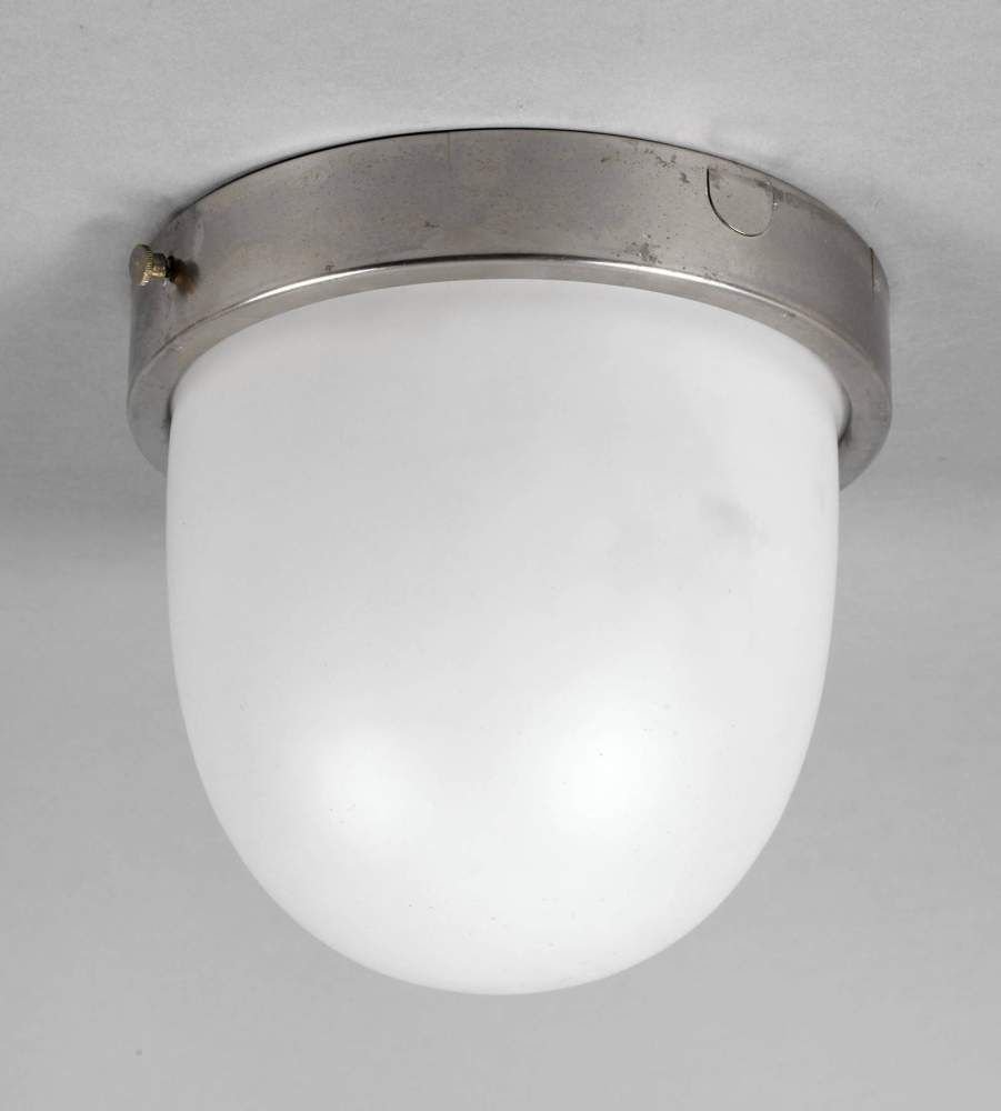 Deckenlampe Kandem: Entwurf Marianne Brandt und Hin Bredendieck, um 1929, auf Schirm gestempelt Nr. 474 a m, Ausfhrung Kšrting & Mathiesen, Leipzig, opakweies Glas farblos berfangen, seidenmatt getzt, vernickelte zylind