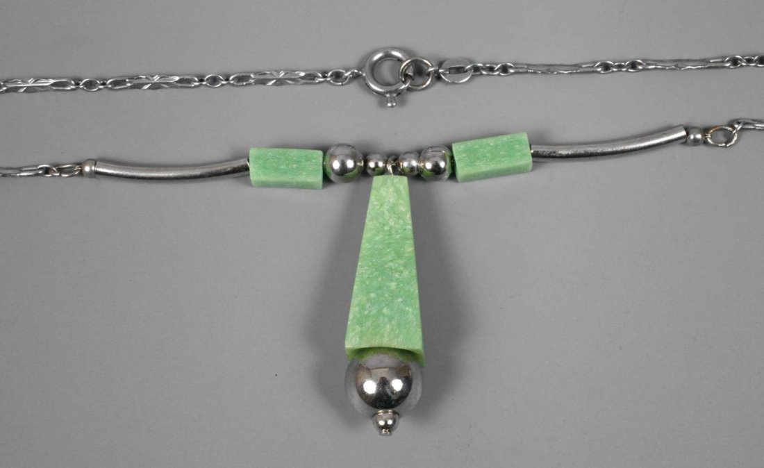 Jacob Bengel Art dŽco-Collier: 1930er Jahre, aus Kunststoff und versilbertem Metall, geometrisches Design, L 44 cm.