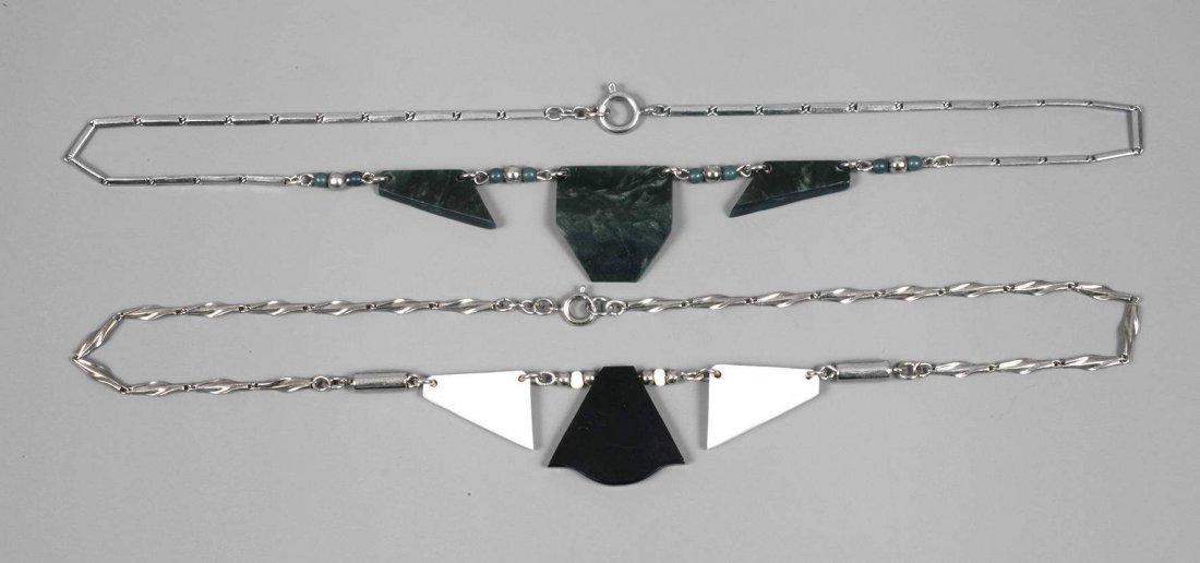 Jacob Bengel zwei Art dŽco-Colliers: 1930er Jahre, aus Kunststoff und versilbertem Metall, geometrisches Design, L je 42 cm.