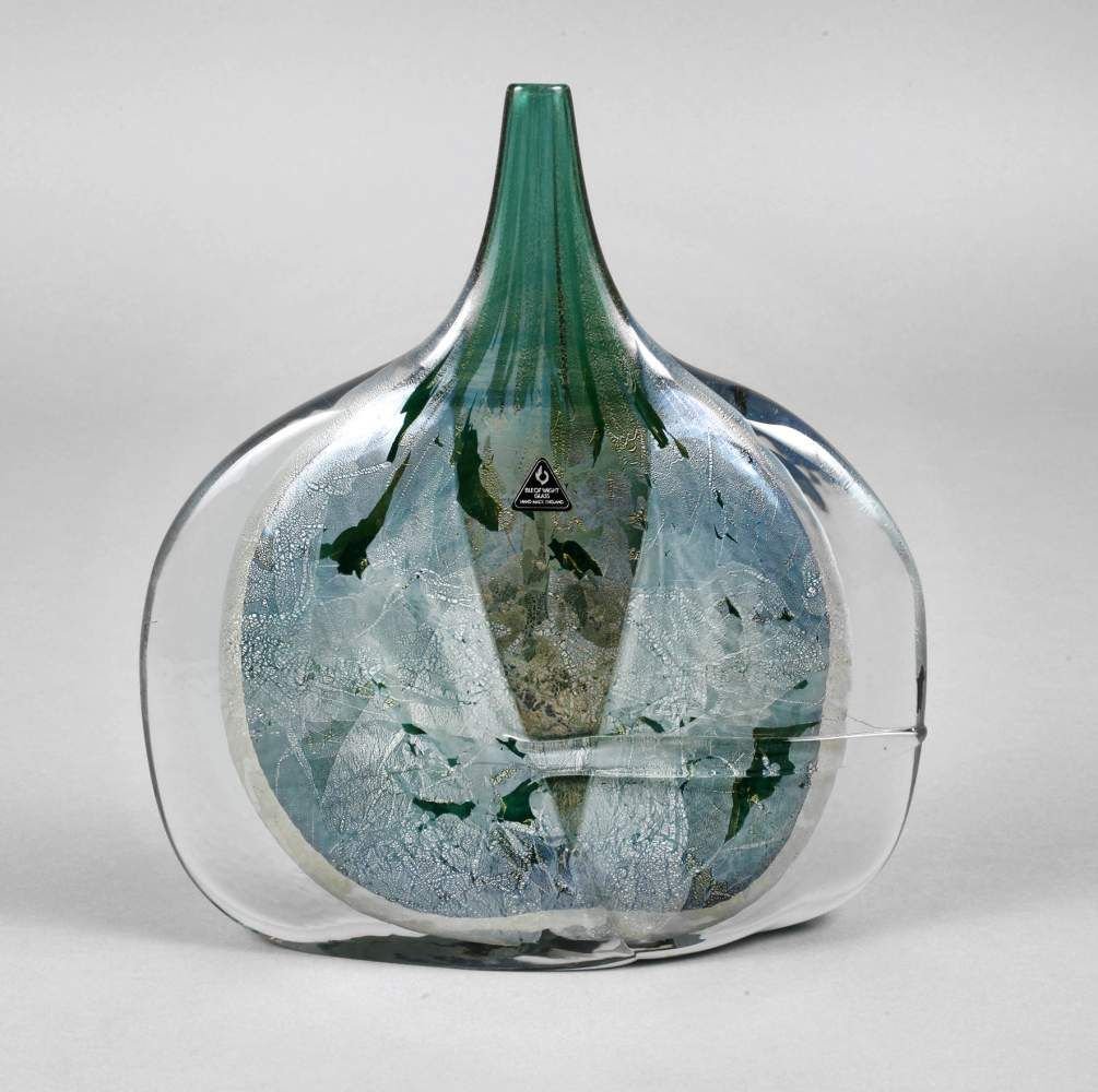 Knstlervase Michael Harris: Objekt "Twist" mit Zertifikatnummer 4 von 500 Stck, Isle of Wight Studio Glass England, original Klebeetikett, flache Flaschenvase aus klarem Glas mit unregelmiger Oberflche und eingesetztem Hals aus 
