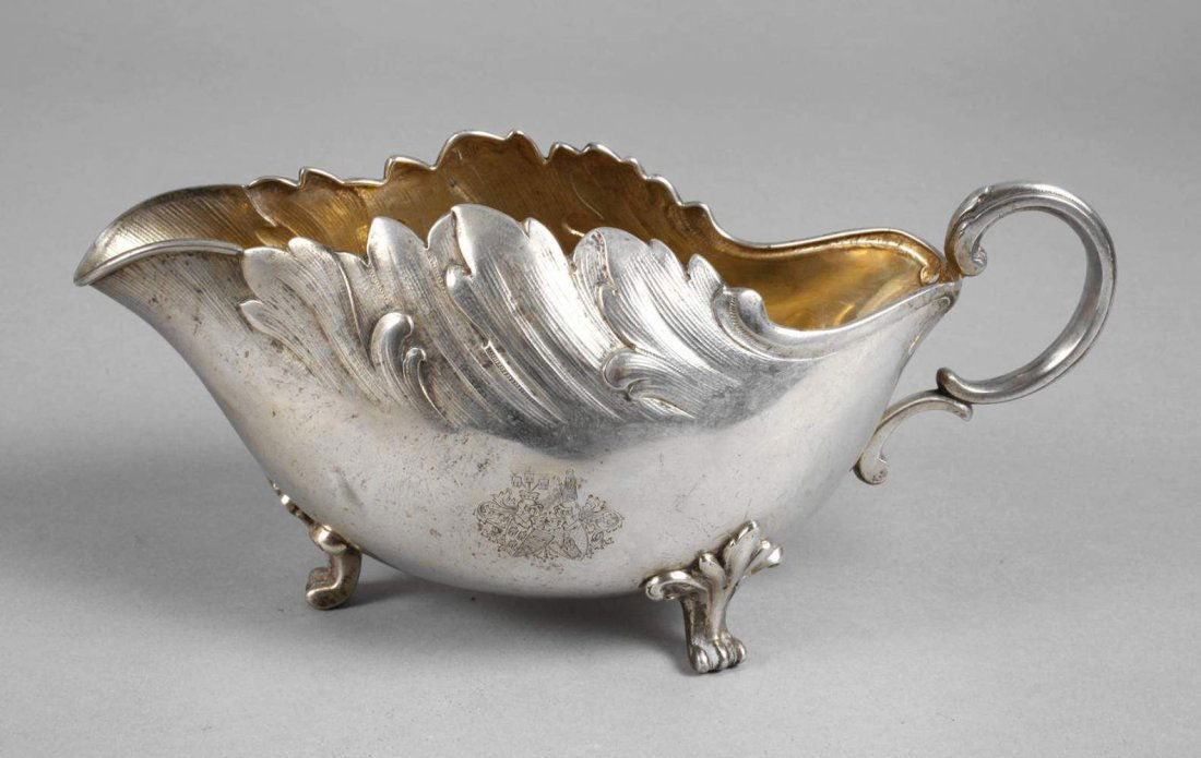 Sauciere Silber aus Adelsbesitz: um 1890, gestempelt 800, Halbmond, Krone, Herstellermarke Theodor Müller/Weimar, Silber, innen vergoldet, schauseitig ein fein graviertes Adelswappen, auf drei eingerollten Füßen mit Blattwerk verz