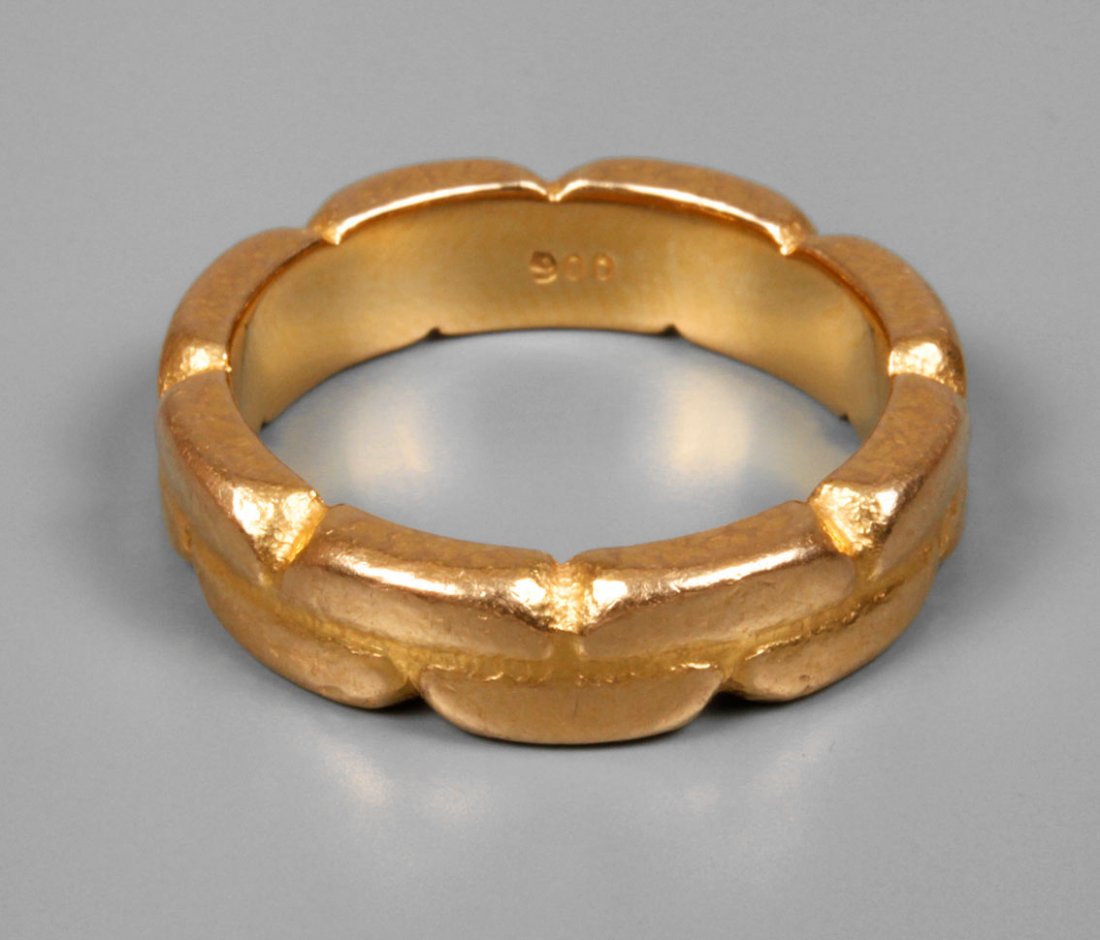 Ring aus 900 Gelbgold: Ende 20. Jh., Gelbgold gestempelt 900, ca. 5 mm breite Schiene, RW 18,5 mm, Gewicht ca. 13,3 g.