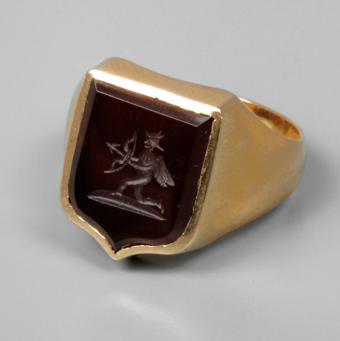 Goldring mit Karneolwappen: Mitte 20. Jh., Gelbgold gestempelt 585, Ringkopf besetzt mit graviertem Karneol von dunkler Farbe, RW 17,5 mm, Gewicht ca. 8,5 g.