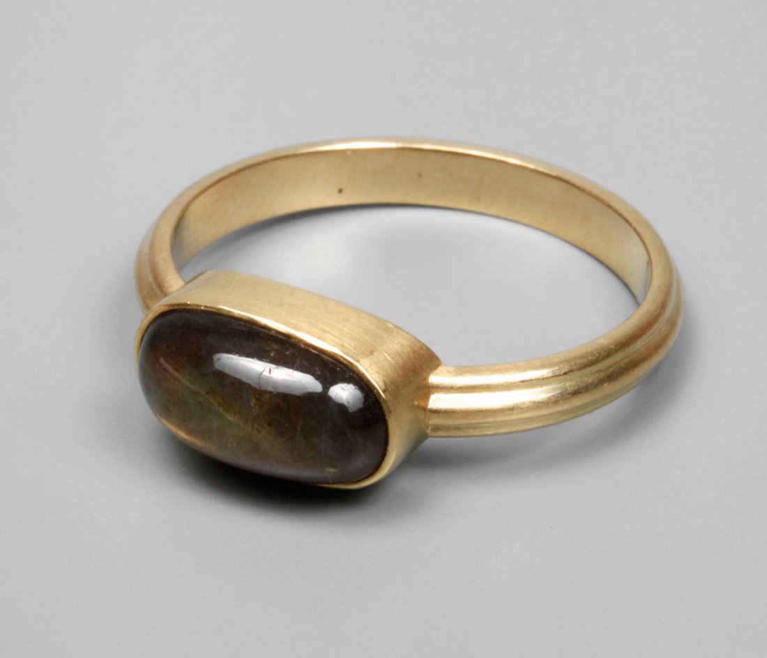 Goldring mit Labradorit: Ende 20. Jh., Gelbgold geprüft 585, besetzt mit Labradoritcabochon in Zargenfassung, RW 19,5 mm, Gewicht ca. 4,5 g.