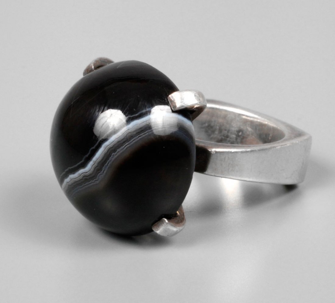 Moderner Silberring mit Achat: 2. Hälfte 20. Jh., Silber geprüft, schwarze Achat-Halbkugel, weiß geädert, RW 18 mm, G ca. 16 g.