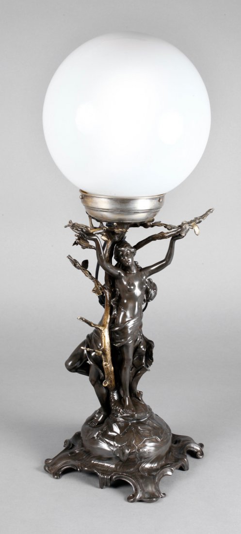 WMF Geislingen große figürliche Tischlampe: Jugendstil um 1900, gestempelt WMF IO OX, Britanniametall und Messing, halbnacktes allegorisches Figurenpaar, auf einem efeuverzierten Sockel mit ausgestellten Füßen, große Milchglaskugel als Lampe