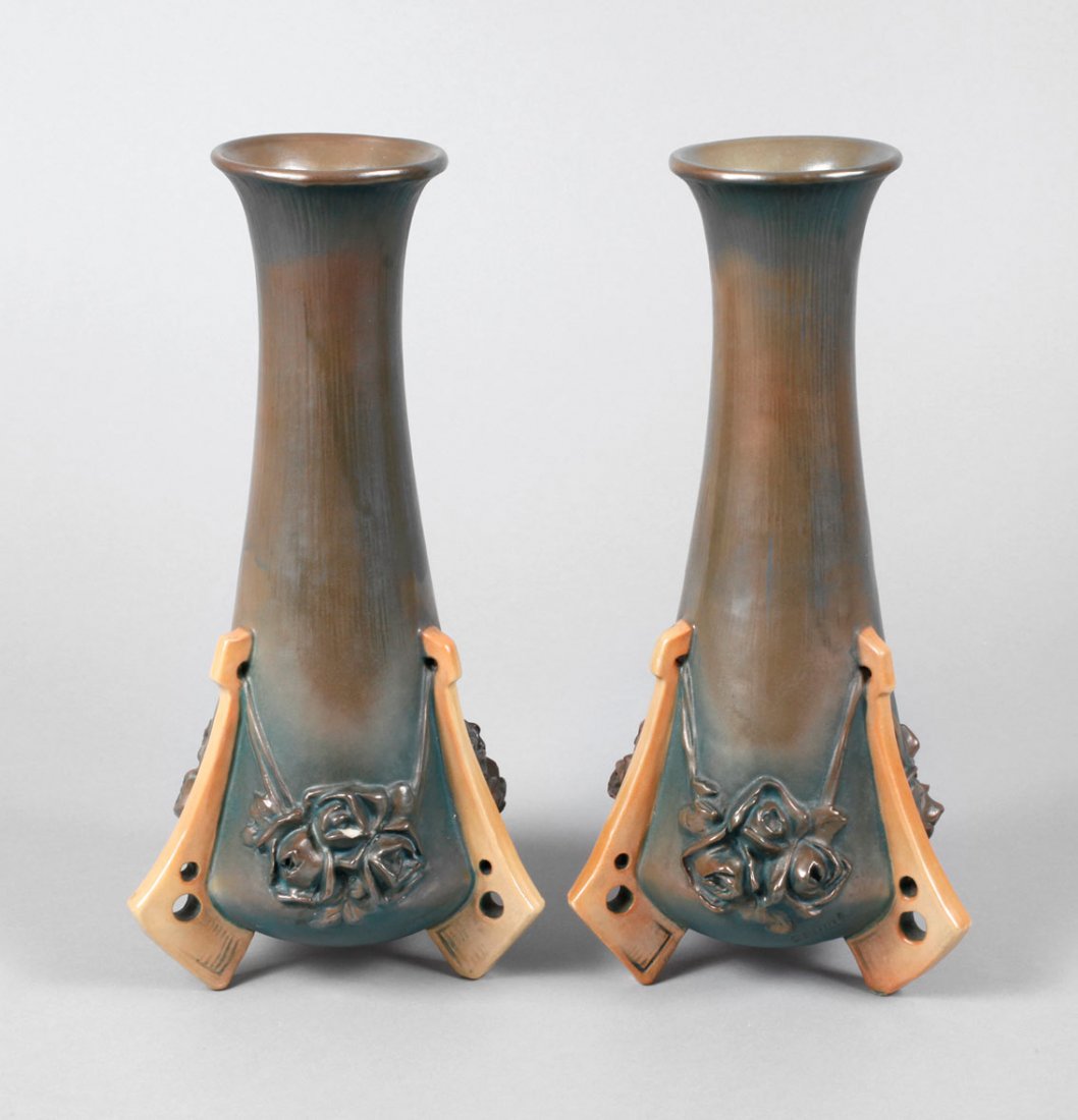 Paar Vasen Eichwald: Entwurf Carl Klimt für Bernhard Bloch um 1910, signiert, geprägte Firmenmarke, Modellnummer 8820, Majolika mit Lüsterglasur, rosenverzierte Vasen auf je drei Beinen, eine minimal an einer Rose best