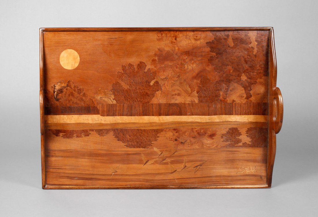 Emile Gallé Tablett: Nancy, um 1900, rechts unten signiert, Rahmen aus Nussbaum massiv, Einlegearbeiten aus verschiedenen Edelhölzern wie Mahagoni, Palisander, Eisbirke, Vogelaugenahorn und Rüsterwurzel, Landschaftsdars