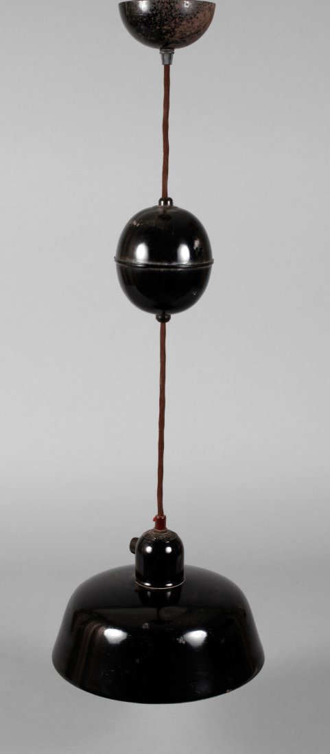 Deckenlampe Kaiser Idell: Modell 6663, Entwurf Christian Dell um 1930, zeitnahe Ausführung Kaiser & Co., Neheim-Hüsten, auf dem Schirm gemarkt, Weißblech außen schwarz und innen weiß lackiert, Pendelleuchte an Textilkabel