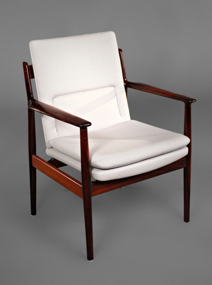 Armlehnsessel Teakholz: Entwurf Arne Vodder für Sibast, 2. Hälfte 20. Jh., Zarge mit Firmenetikett Sibast Furniture, Made in Denmark, originale hellgraue Stoffbespannung, guter Originalzustand, Maße 88 x 68 x 70 cm.