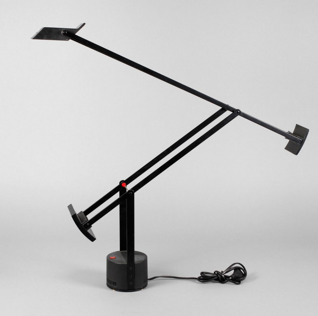 Schreibtsichleuchte Tizio Artemide: Entwurf Richard Sapper 1970 (geb. 1932 München), Ausführung Artemide, Mailand, mehrfach gemarkt, Leuchterarm durch Gegengewichte höhenverstellbar, in der Neigung verstellbare Lichtquelle, Aluminium