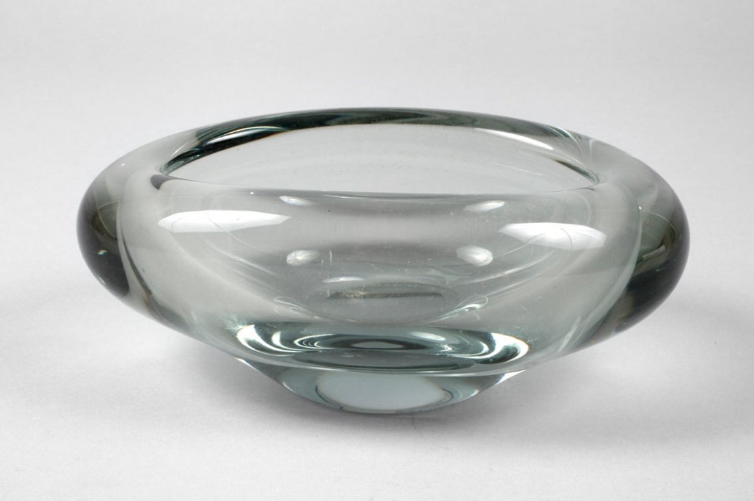 Holmegaard Glasschale: Dänemark 1959, signiert und datiert, monogrammiert Peer Lütken?, massives grün-graues Glas, ausgekugelter Abriss, Ovalform mit eingezogener Mündung, L 21 cm.