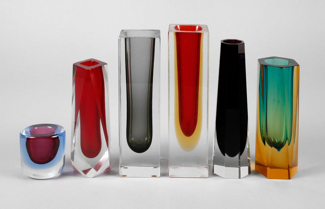 Murano sechs Vasen: Flavio Poli für Seguso Vetri di Arte, um 1950–1960, massives Klarglas mit eingeschmolzenen Farbschichten, normale Altersspuren, H max. 21 cm.