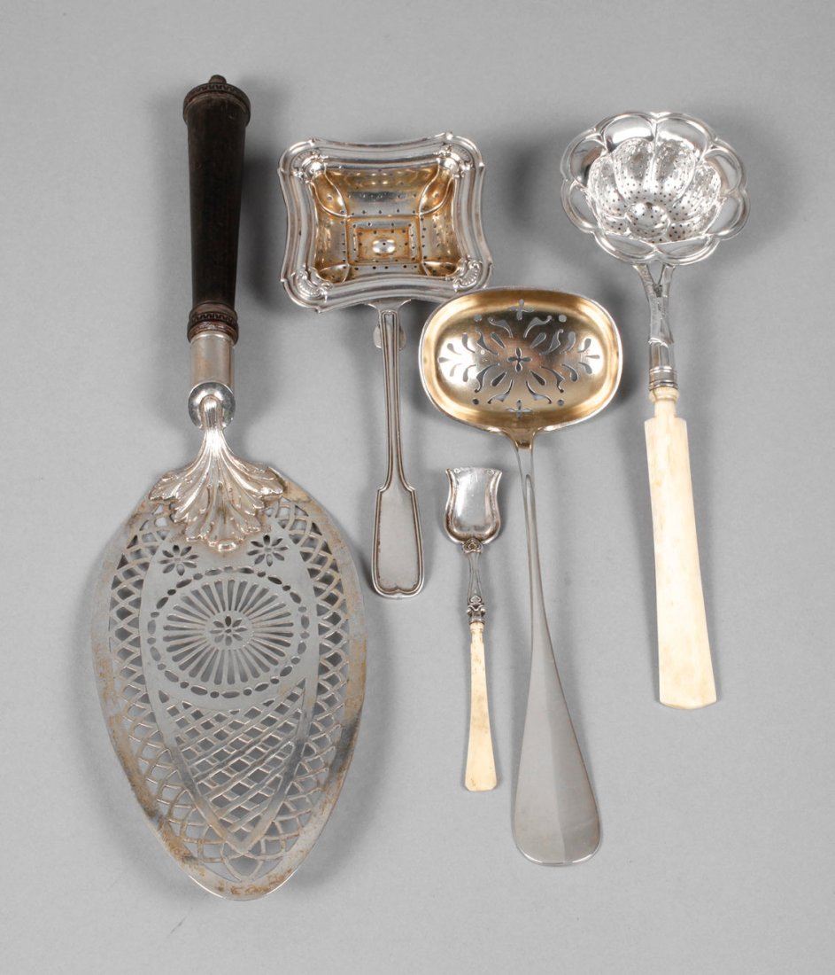 Silber fünf Vorlegeteile Biedermeier: 19. Jh., drei Siebe, ein Zuckerlöffelchen und ein Tortenheber, verschieden gestempelt, ein Teil jüngerer Zeit mit Dianakopf und vergoldeter Laffe, zwei Griffe aus Bein, einer aus Ebenholz, ein Griff