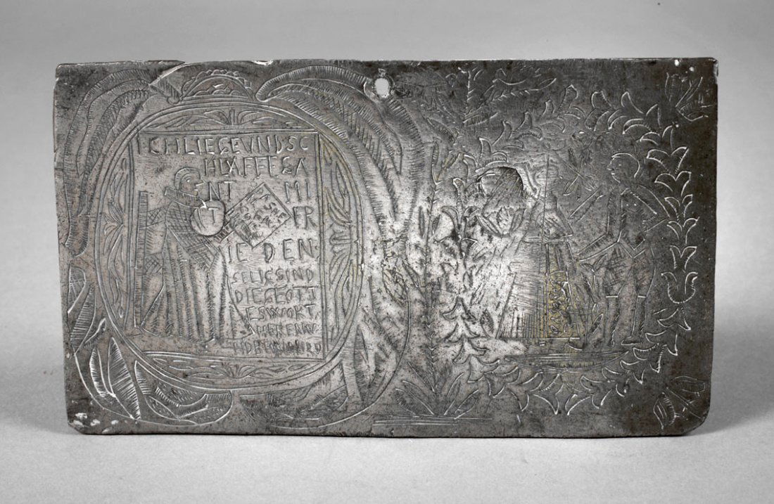 Kleine Bildplatte Zinn: 17./18. Jh., wohl ehemaliger Deckel mit feiner Gravur, auf der linken Seite Prediger mit sinngemäßem Spruch "Ich liege und schlafe in Frieden, denn selig sind die Gottes Wort...", auf der rechten Se
