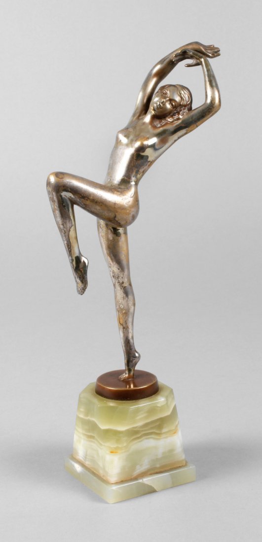 Josef Lorenzl, Tanzender Akt: um 1925, an der Plinthe signiert Lorenzl, Bronze mit Resten alter Versilberung?, Tänzerin in leichtfüßiger, ausdrucksstarker Pose, die Arme über den Kopf erhoben, auf einem Bein stehend, das ander