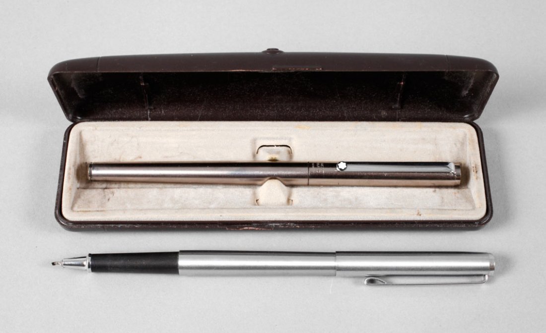 Zwei Schreibgeräte Montblanc: 2. H. 20. Jh., Füllfederhalter und Fineliner, beide gemarkt, im Stahlgehäuse, im Etui, Gebrauchsspuren, L 13,6 cm.