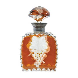 A crystal glass wine decanter: A crystal glass wine decanter