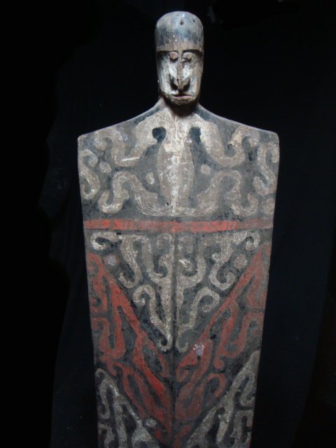 Dance shield, Geelvinckbay (1 of 3)