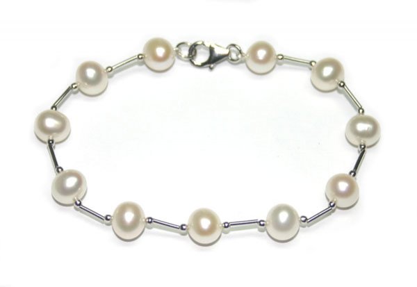 FRESH WATER PEARL BRACELET .