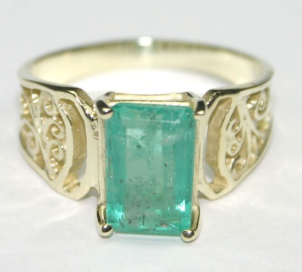 3.CT NATURAL EMERALD SILVER RING.
