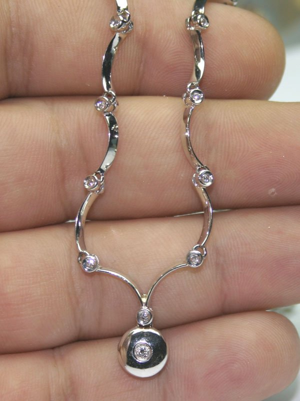 1,CT VS DIAMOND 17.50 GRAMS 18KT GOLD NECKLACE.