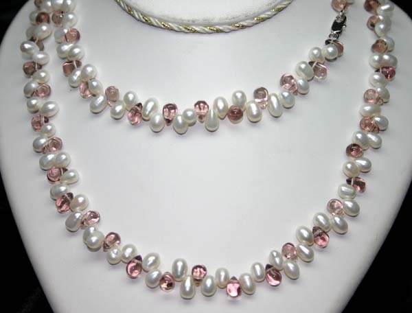 40 INCHS 7mm PEARLS & LAB ALEXANDRITE NECKLACE.