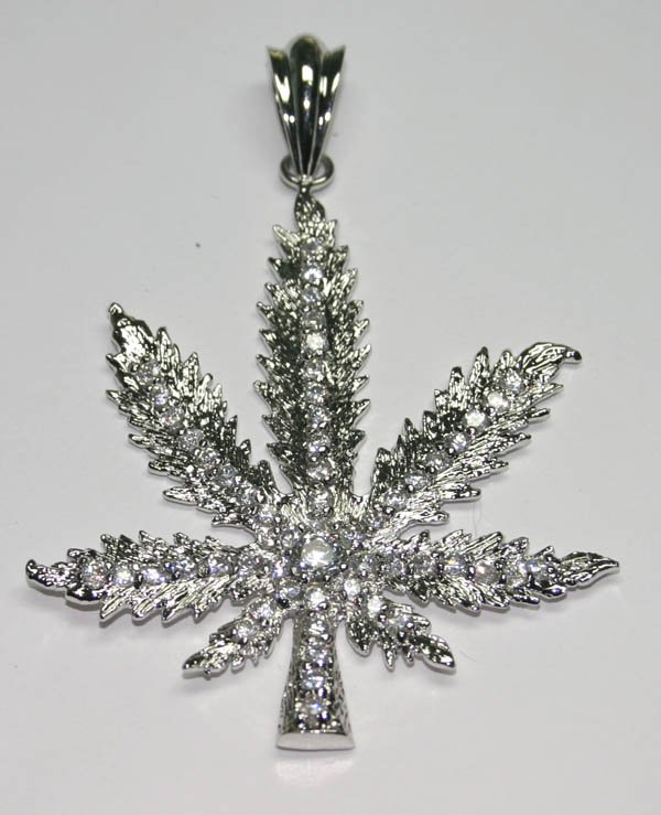 5,CT LAB WHITE SAPPHIRE SILVER PENDANT 21 GR .