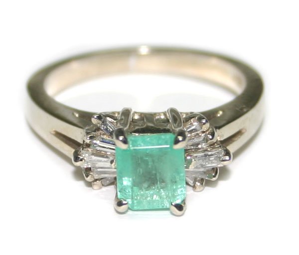 1,CT DIAMOND & EMERALD 14 KT GOLD RING 4 GR .