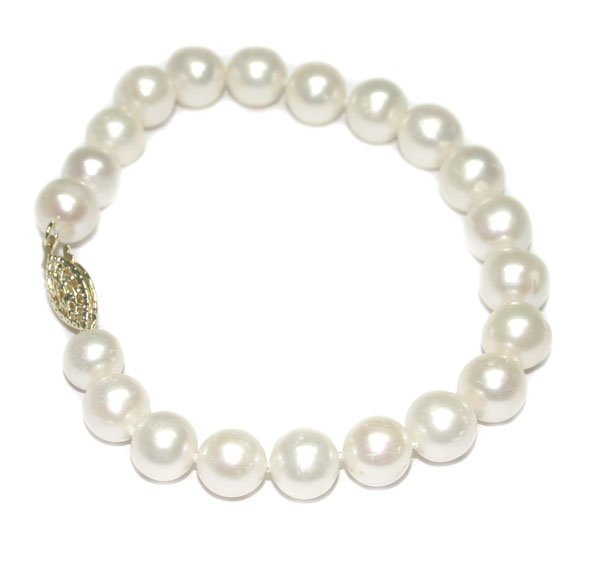 9 mm FRESH WATER PEARLS BRACELET .