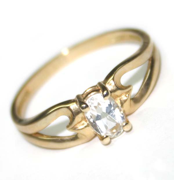 0.70 CT AQUAMARINE 10K GOLD RING .