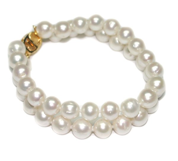 9 mm FRESH WATER PEARLS BRACELET .