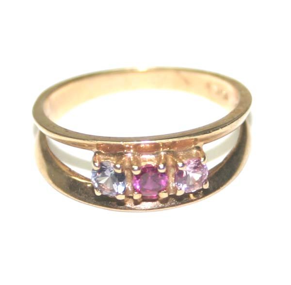 10KT GOLD LAB COLOR SAPPH RING .
