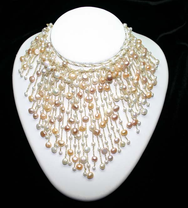 NATURAL FRESH WATER PEARL NECKLACE.
