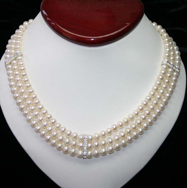 6mm TRI-STRAND FRESH WATER PEARLS NECKLACE .