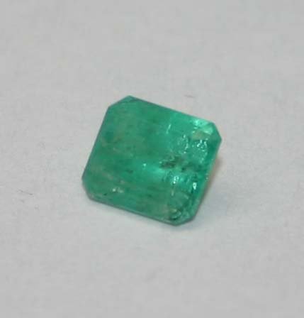 GENUINE 0.90 CT COLOMBIAN EMERALD .