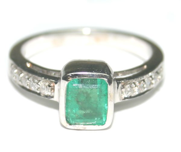 1.50 CT DIAM & EMERALD 4.40 GR 14kt GOLD RING.